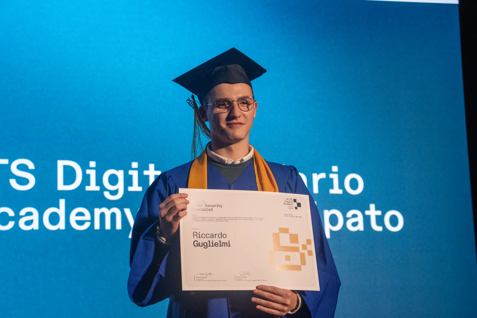 Diplomato con diploma in mano
